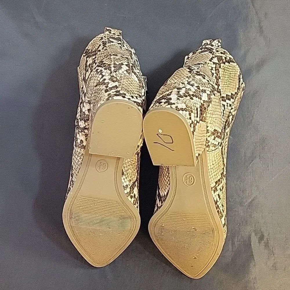 BRAND NEW NEW DAY POINTED TOE ZIP CLOSURE SNAKESKIN ANKLE BOOTIE - Picture 13 of 16